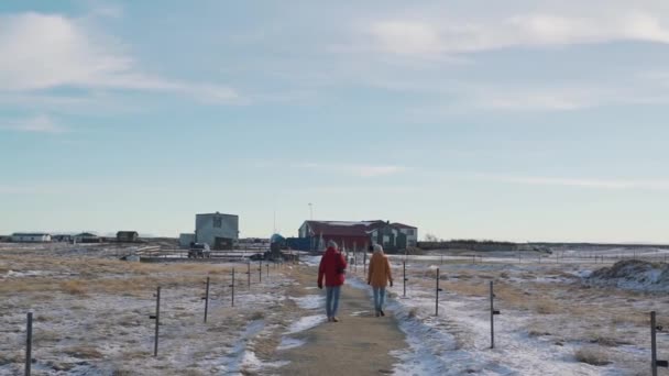 Voyage couple marcher sur la route de terre vide — Video