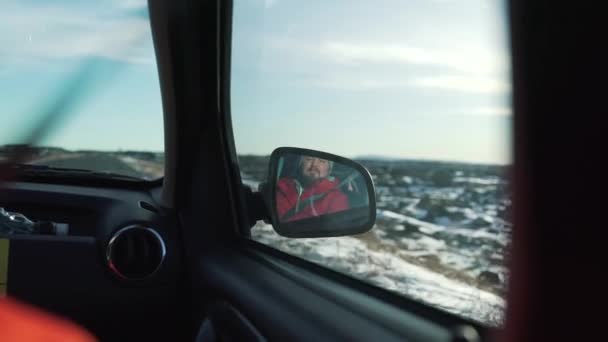 Odraz cestování muže v zrcadle auto — Stock video