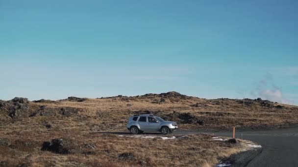 Coche en un camino vacío Islandia — Vídeos de Stock