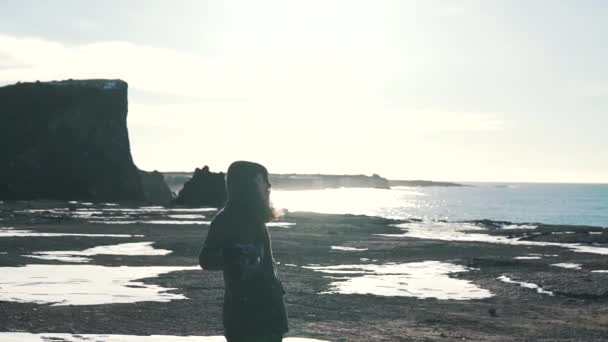 Fotógrafo menina na costa do oceano na Islândia — Vídeo de Stock