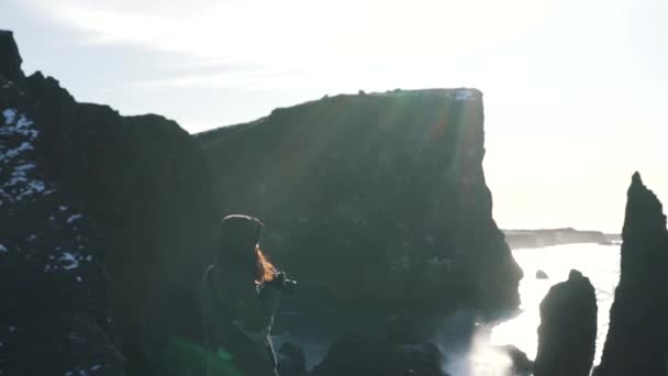 Ragazza di viaggio prende una foto di rocce e onde nell'oceano — Video Stock