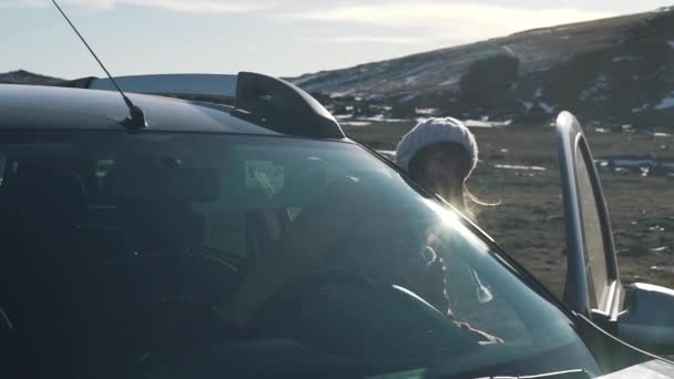 Reizen-paar krijgt in de auto — Stockvideo