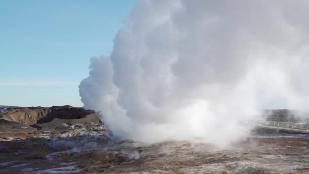 Fumée d'un geyser en Islande — Video