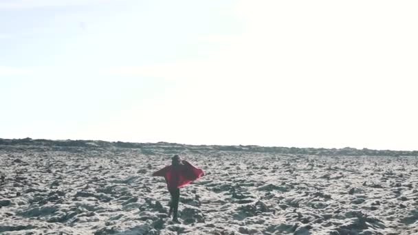 Девочка ходит по каменистой поверхности — стоковое видео