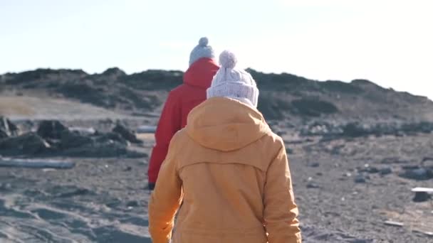 Reizen paar lopen op een steenachtige ondergrond — Stockvideo