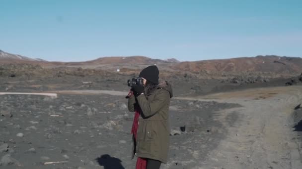 Chica turística toma una foto de la naturaleza — Vídeo de stock