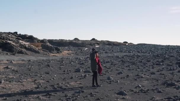 Toeristische meisje loopt met camera — Stockvideo