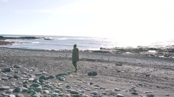 Toutiste fille marche sur la côte de l'océan — Video