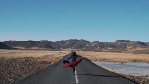 Menina corre na estrada vazia — Vídeo de Stock