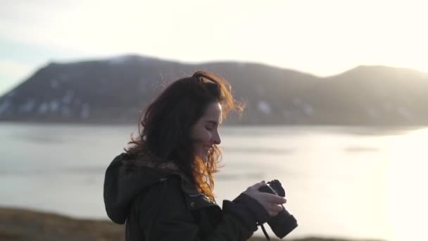 Meisje neemt een foto van landschappen — Stockvideo