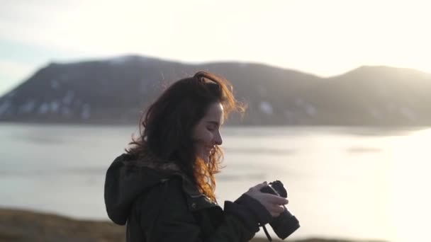 Menina tira uma foto de paisagens — Vídeo de Stock