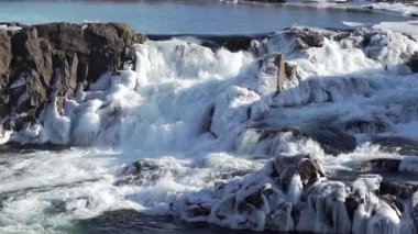 sert kış dağ nehir portre