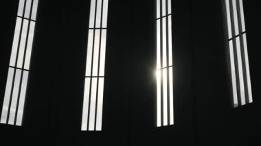 Katedral ve gün ışığı içinde pencere eşiği