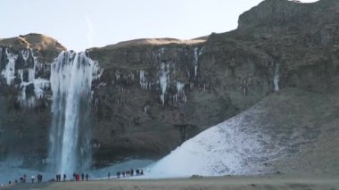turistler şelaleyi yakınındaki bir küme