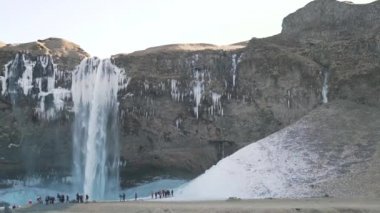 turistler kış şelale yakınındaki bir küme