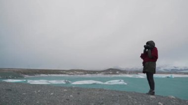 Kız kamera ile doğanın bir fotoğrafı çeker