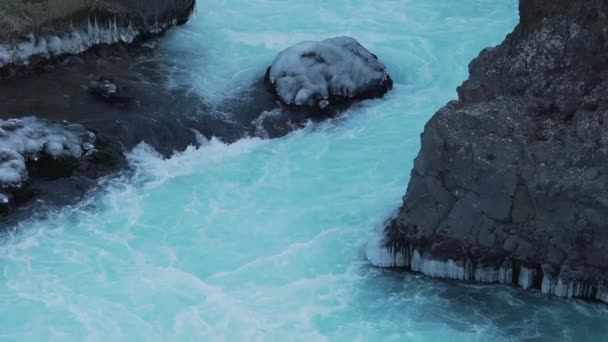 Rauer Gebirgsfluss mit blauem Wasser Nahaufnahme — Stockvideo