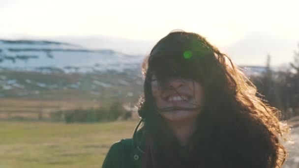 Chica de viaje sonríe a la luz del sol — Vídeos de Stock
