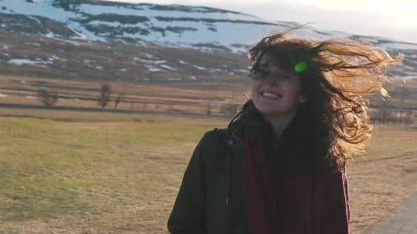 Viagem menina na natureza sorri à luz do sol — Vídeo de Stock