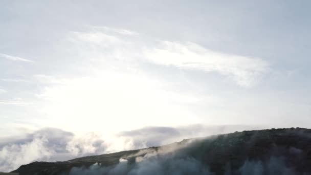 云特写覆盖的山脉 — 图库视频影像