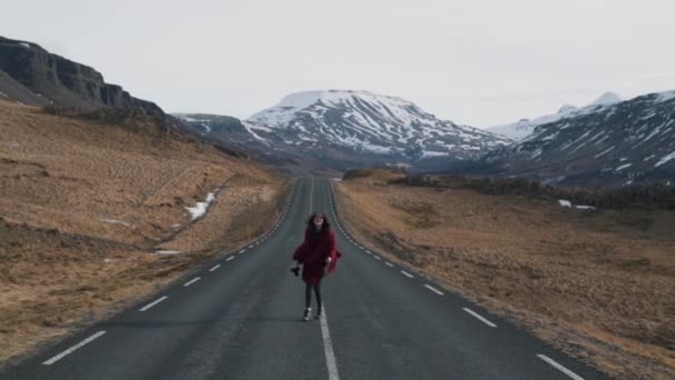 Toutist kız boş yolda fotoğraf makinesi ile yürür. — Stok video