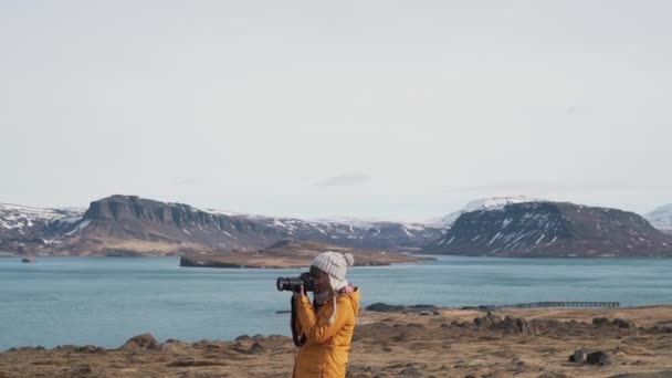 Туристка фотографирует природу — стоковое видео