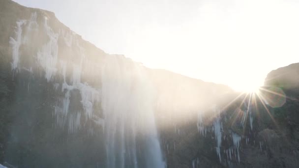 Красивый водопад в солнечном свете clsoe-up — стоковое видео