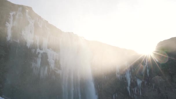 Bella cascata alla luce del sole clsoe-up — Video Stock