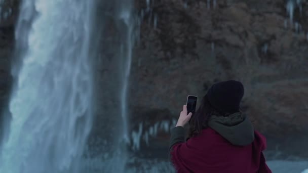 Chica Viaje Toma Una Foto Cascada — Vídeos de Stock