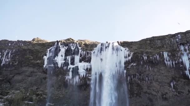 Winter waterval bij zonnig weer — Stockvideo