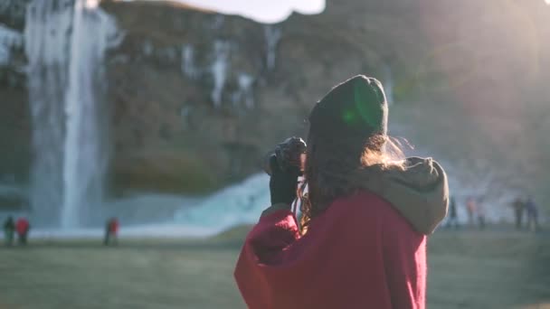 Путешественница смотрит на фотографии на камеру — стоковое видео