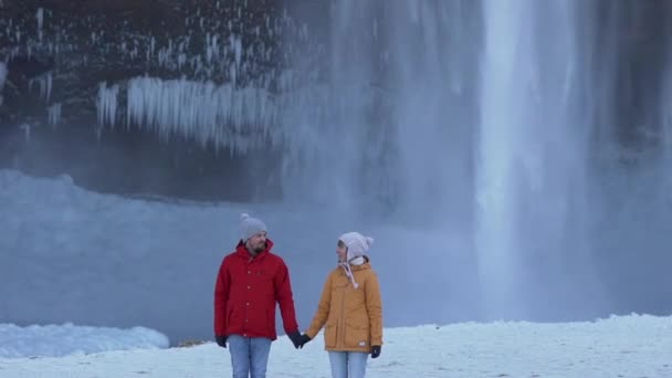 Pareja de viaje cerca de la cascada — Vídeo de stock