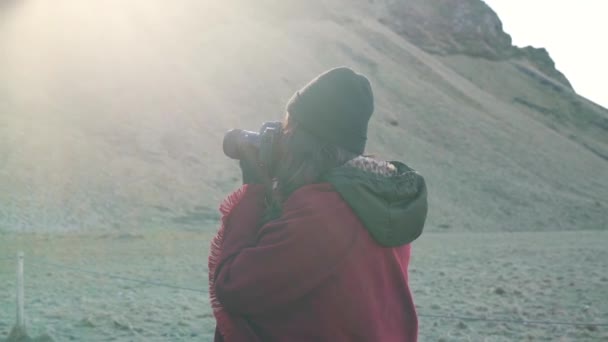 Viagem menina tira uma foto e sorriso — Vídeo de Stock