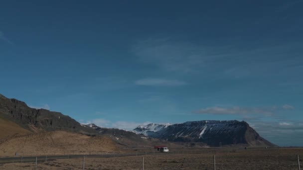 Autó road, napsütéses napon Izlandon — Stock videók