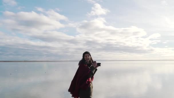 Chica turística toma una foto del lago — Vídeos de Stock