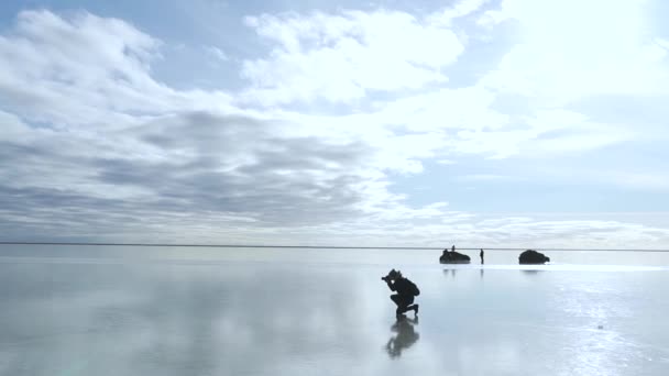 관광 남자가 걸립니다 호수 사진 — 비디오