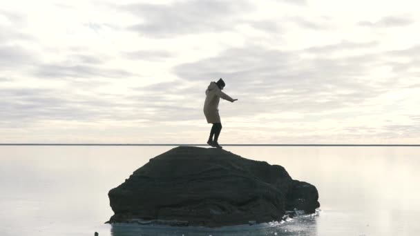 Girl is dancing on the rock — Stock Video