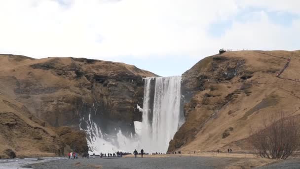 Un grupo de turistas cerca de la cascada — Vídeos de Stock