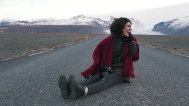 Cestování dívka křesel na prázdné silnici — Stock video