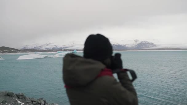 Tourist girl takes a photo of lake — Stock Video