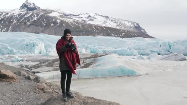 Chica hace una foto del glaciar — Vídeo de stock