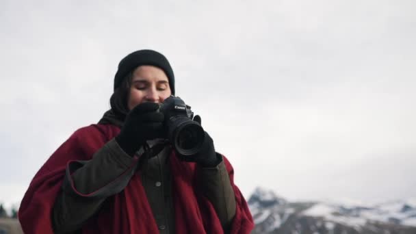 Chica de viaje toma una foto de cerca — Vídeo de stock