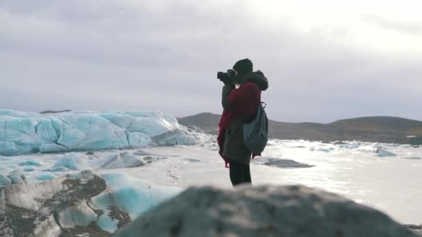 Ragazza di viaggio fa una foto del ghiacciaio — Video Stock