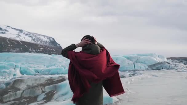旅游女孩受到冰川的启发 — 图库视频影像