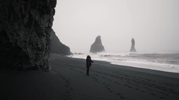 Фотограф делает снимок штормового океана — стоковое видео