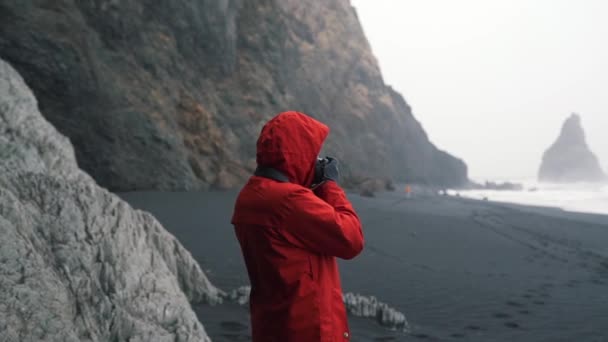 Parlak bir ceket gezgin bir fotoğrafı çeker — Stok video