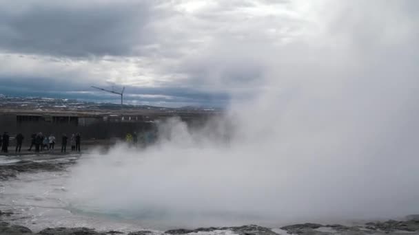 Les touristes prennent des photos de geyser — Video