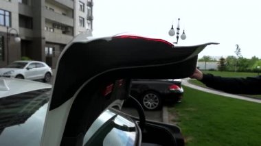 Adam araba Bagaj kapağı kapatır