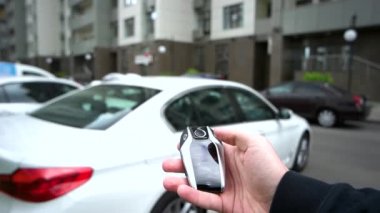 Adam modern elektronik araba anahtarını kullanır