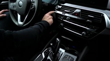 Adam arabanın içinde Başlat düğmesine basınca